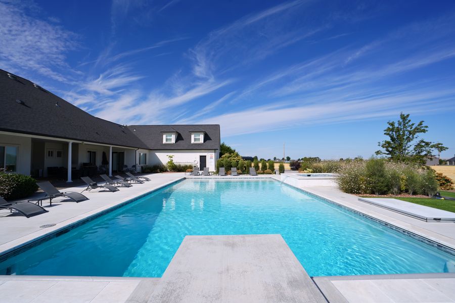 Full-length pool with integrated spa and water feature